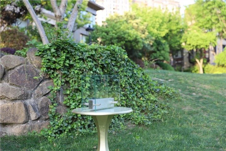 Bordbiopejs lavet af glas og stål